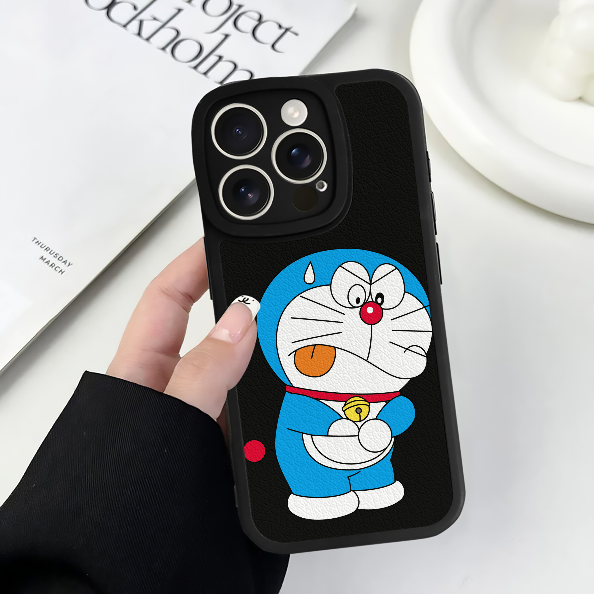 （画像用） ドラえもん Doraemon 【iPhone 16シリーズ対応】シリコンスマホケース（レザー調） 材質：シリコン